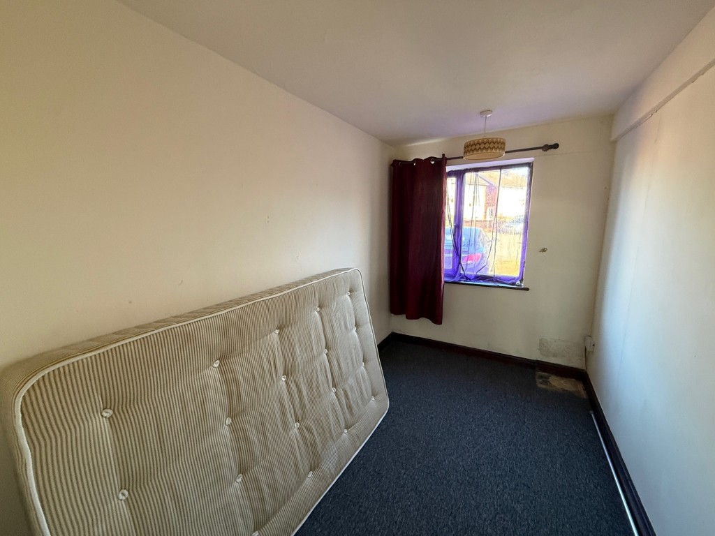 Lot: 177 - TWO-BEDROOM GROUND FLOOR MAISONETTE WITH GARDEN - Bedroom 1
